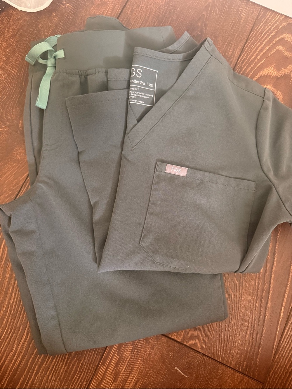 FIGS scrub set